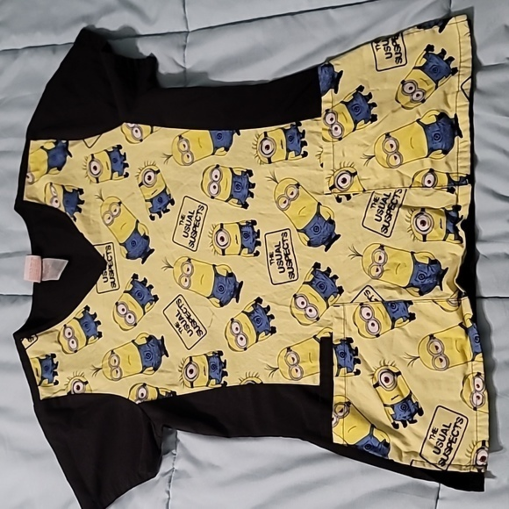 Despicable‎ Me "The Usual Suspects" Scrub Top Women's S Good Condition